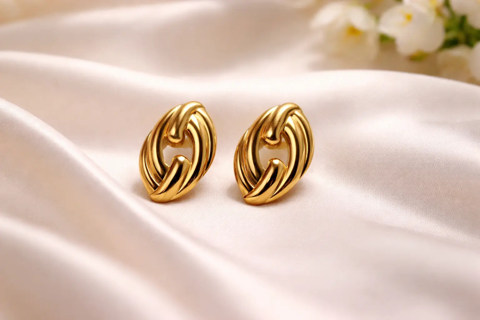 Gold Plated Interlocking Oval Link Earrings – Modern Minimalist Infinity Studs in Stainless Steel